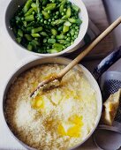 Risotto mit grünem Spargel und Erben zubereiten