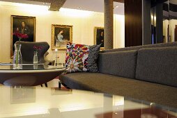 Graues Sofa mit buntem Kissen in einem edlen Hotelempfang