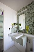 Badezimmer mit eingebautem Waschtisch & Wand aus grünen Mosaikfliesen