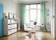 An office with a desk, chair and shelves (Design: Yvonne van de Straat)