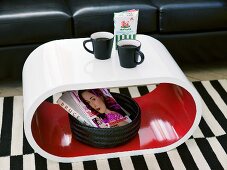 Kaffeepause auf geschwungenem Beistelltisch mit Zeitschriftenkorb