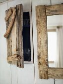 Selbstgebaute Holztür für eingebautes Schränkchen und Spiegel an Wand