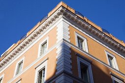 Mediterraner Wohnhaus im klassizistischen Stil mit apricotfarbener Fassade