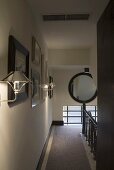 Wandbeleuchtung im Treppenhausflur mit Teppichläufer und Spiegel
