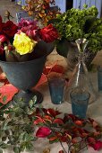 Stillleben aus Rosen im antiken Metallgefäss, Blumentopf und Dekantierkanne