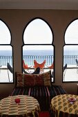 Salon mit orientalischen Spitzbogenfenstern und Meeresblick