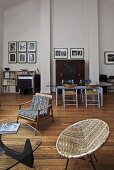 Offener Wohnraum mit Möbeln im Fifties-Stil und Essplatz