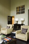 Naturfarbene Sessel im und Kleinmöbel im Art Deko Stil Wohnraum mit Oberlicht