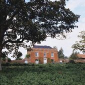 Blick auf altes renoviertes Landhaus mit Steinmauer