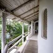 Bungalow mit Balkon und rustikalem Holzdach mit Blick in Garten