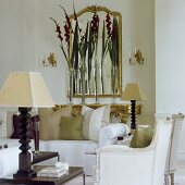 weiße Sofagarnitur und Blumenvasen vor Spiegel und Konsolentisch im Rokokostil