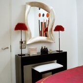 Spiegel und Tischleuchten künstlerisch verfremdet und schwarzlackierte Wandkonsole