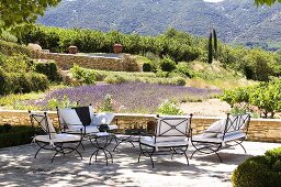 Terrassenplatz mit Metallstühlen und Polster und Blick auf die Mediterraner Landschaft