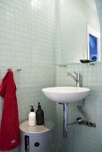 Designer Waschschüssel mit Spiegel vor Glasfliesen in Badezimmerecke