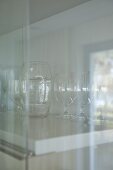 Blick durch Glaswand auf Glaswaren im Regal