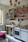Schlichte Küche mit Regalen über Kochbereich
