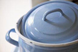 Blauer Kochtopf aus Emaille