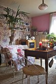 Antiker Holztisch und Metallstuhl mit Polster im romantischen Wohnraum