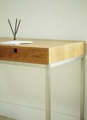 Designer Holztisch mit Schublade auf Metallgestell