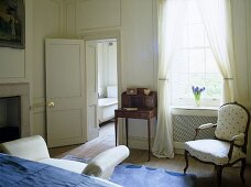 Schlafzimmer mit antiken Möbeln und Bad ensuite