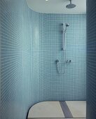 Duschbereich mit geschwungener Wand und türkisen Mosaikfliesen