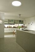weiße Designerküche mit monolithischem Küchenblock und Mosaikfliesen unter Glaskuppel