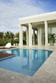 Ein Pool auf der Terrasse eines eleganten Hauses