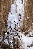 Asiatische Skulptur im Schnee