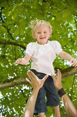 Vater fängt die kleine Tochter auf