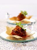 Poppadums mit Murgh Makhani (auch Butter Chicken, Indien)