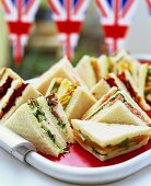 Verschiedene Sandwiches, im Hintergrund englische Flaggen