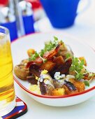 Englisches Frühstück mit Wurst, Speck, Ei und Pilzen