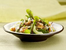 Salad leaves with shrimps and apple