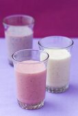 Drei verschiedene Smoothies (Erdbeere, Aprikose, Heidelbeere)