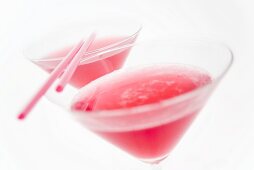 Zwei Cosmopolitan Cocktails (Ausschnitt)