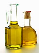 Olivenöl in Flasche und Karaffe