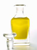 Olivenöl im offenen Glasfläschchen