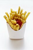 Pommes frites mit Ketchup in Fast-Food-Box