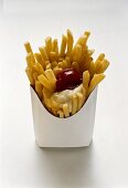 Pommes frites mit Ketchup und Mayo in weisser Fast-Food-Box