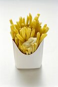 Pommes frites mit Mayonnaise in weisser Fast-Food-Box