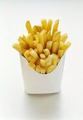 Pommes frites mit Mayonnaise in weisser Fast-Food-Box