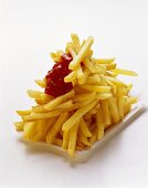 Pommes frites mit Ketchup auf Pappteller