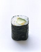 Maki-Sushi mit Gurke und Sesam