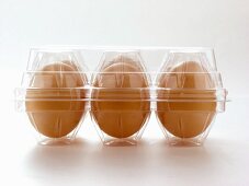 Braune Eier im Plastikbehälter
