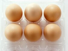 Braune Eier im Plastikbehälter