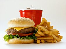 Cheeseburger mit Pommes frites und Cola