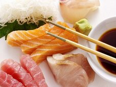 Sashimi mit Lachs und Thunfisch; Sojasauce; Stäbchen