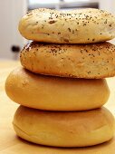 Verschiedene Bagels, gestapelt