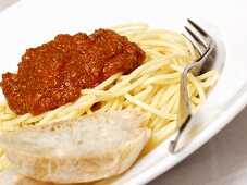Spaghetti Bolognese mit Weißbrot