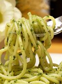 Spaghetti mit Pesto auf Gabel